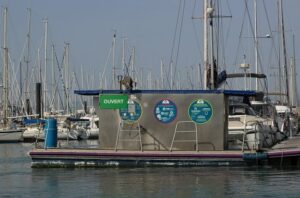 Par exemple, notre Station de lavage, co-financé avec l’Agence de l’Eau Loire-Bretagne, constitue une alternative essentielle qui favorise une réduction de notre consommation d'eau potable. Elle permet le traitement des ponts des bateaux en utilisant de l’eau dessalinisée : un geste éco-responsable pour les utilisateurs.