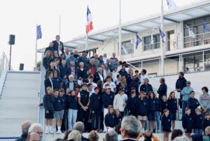 Photo de famille des champions qui ont fait et qui feront l’histoire de la voile sportive rochelaise ainsi que des représentants des différentes Associations lors de l'inauguration de "La Rochelle Nautique" 